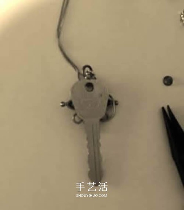 Tutorial on how to make a pendant and key necklace using discarded keys