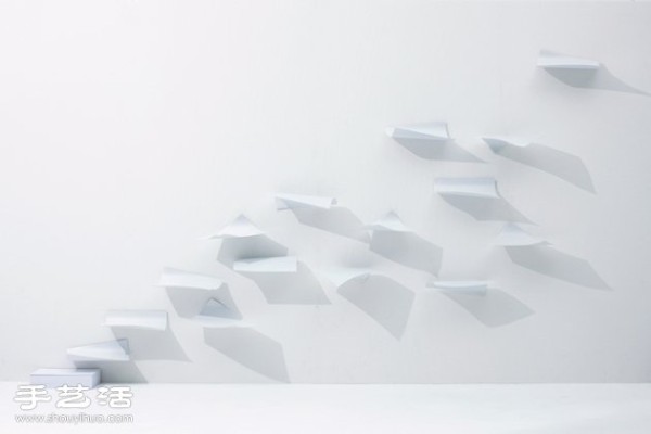 YOY Design: A steel bookshelf that imitates flying A4 paper