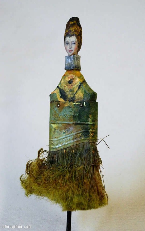 Waste paint brushes turned into treasures carved into characters from world-famous paintings