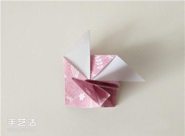 Illustration of the origami method of playing card diamonds and hearts