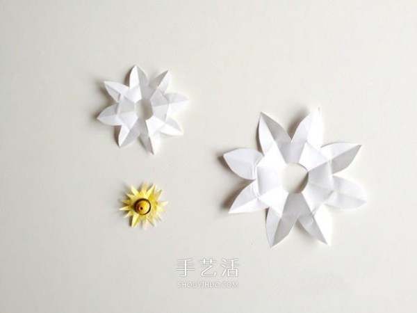 Illustration of how to make beautiful paper lotus from lotus blooming in water