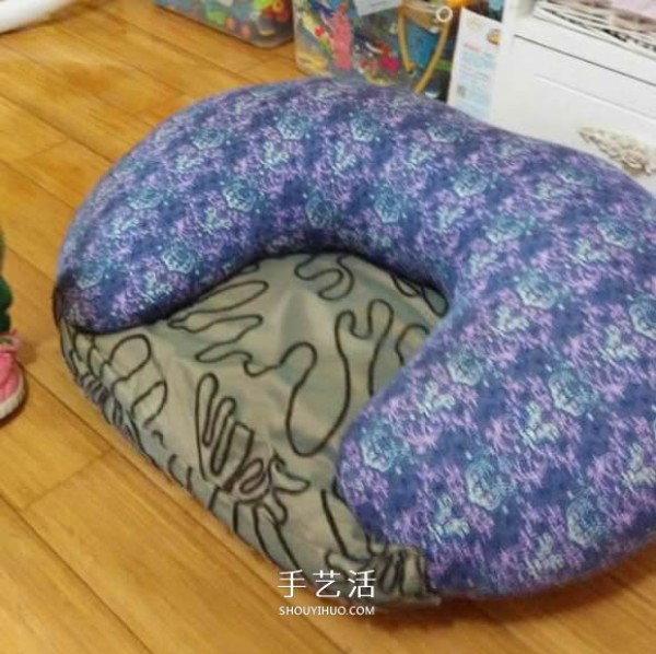 A simple way to transform a childs sofa into a homemade baby sofa using a nursing pillow