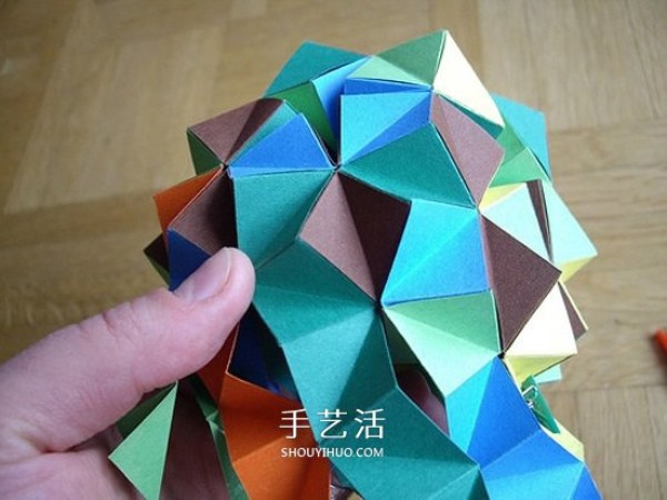 The steps of folding a paper ball and the picture of the detailed steps of origami balls