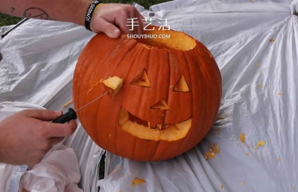 Detailed step-by-step illustration of making a Halloween jack-o-lantern with pumpkins