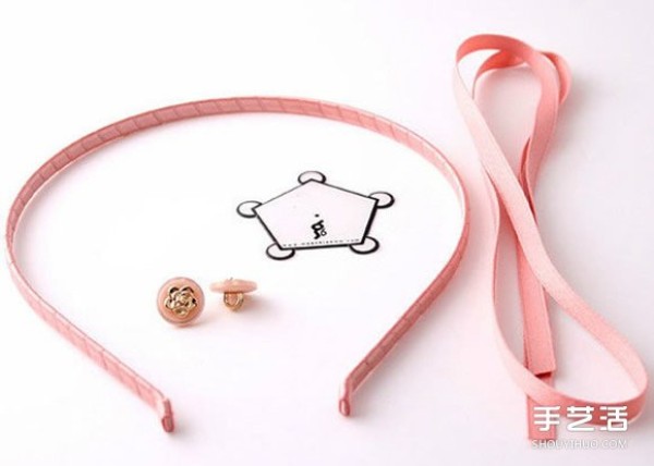 Cute ribbon flowers are handmade and decorated into hair hoops, very suitable for little girls