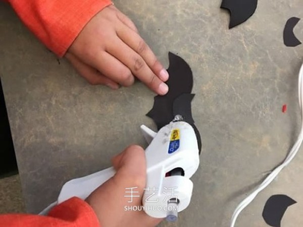 Tutorial on how to make handmade Halloween bat wall decorations in kindergarten