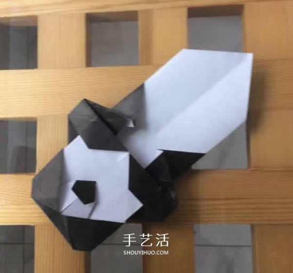 The origami step-by-step illustration of the crawling giant panda is so naive and cute~