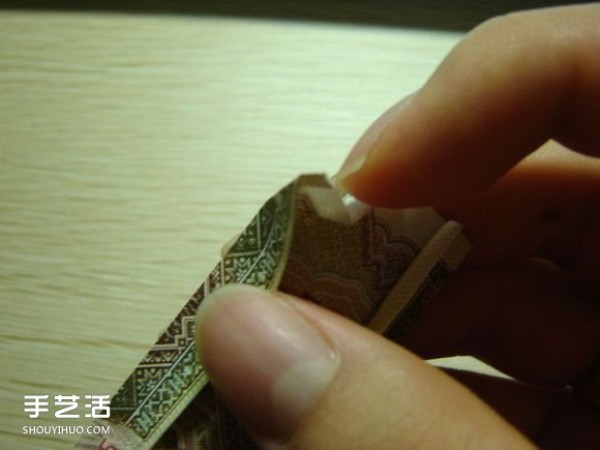 Paper money origami camera illustration and a detailed explanation of how to fold a dollar bill into a camera