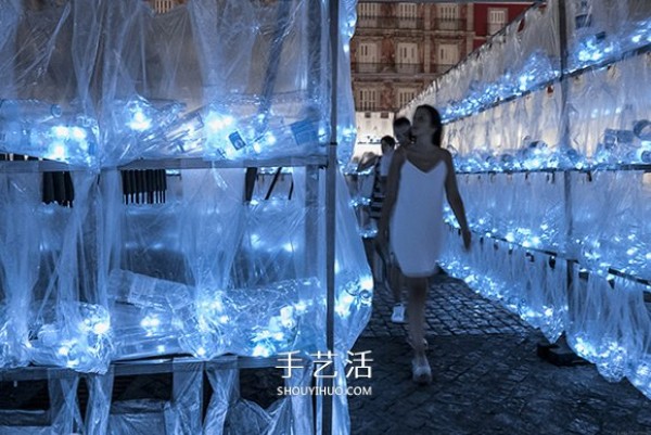 15,000 plastic bottles form a maze to show the shocking amount of waste discarded every day