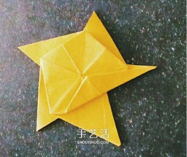 A three-dimensional star with illustrations and a tutorial on how to fold a beautiful five-pointed star