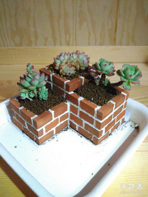 Move the flower bed to the table! Use waste bricks to DIY flower pots