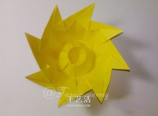 The warm sun in winter! Illustration of folding method of handmade origami three-dimensional sun