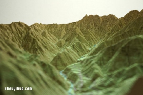 Stack the handmade paper models of Mount Fuji layer by layers according to the contours