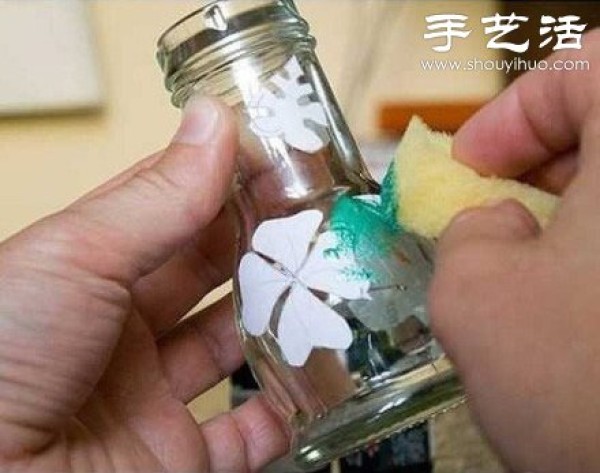 Glass bottles are turned into treasures and handmade exquisite vases