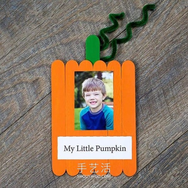 Tutorial on how to make a Halloween pumpkin photo frame with ice cream sticks