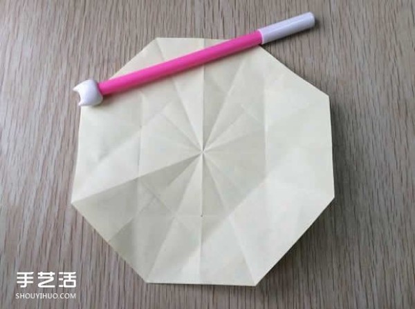 Illustrated tutorial on how to fold an eight-petal flower, steps in the process of origami an eight-petal flower