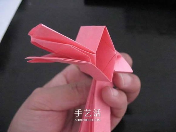 Giving a small gift to your first love! Illustration of how to fold an origami rose ring