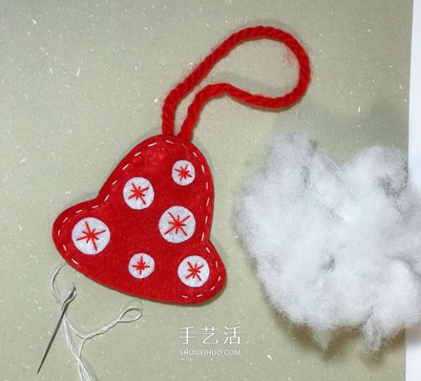 Illustrations of super cute handmade Christmas tree pendants made of non-woven fabrics