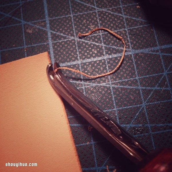 A super detailed step-by-step illustrated tutorial on how to make a BV woven bag