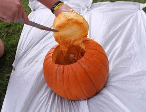 Detailed step-by-step illustration of making a Halloween jack-o-lantern with pumpkins