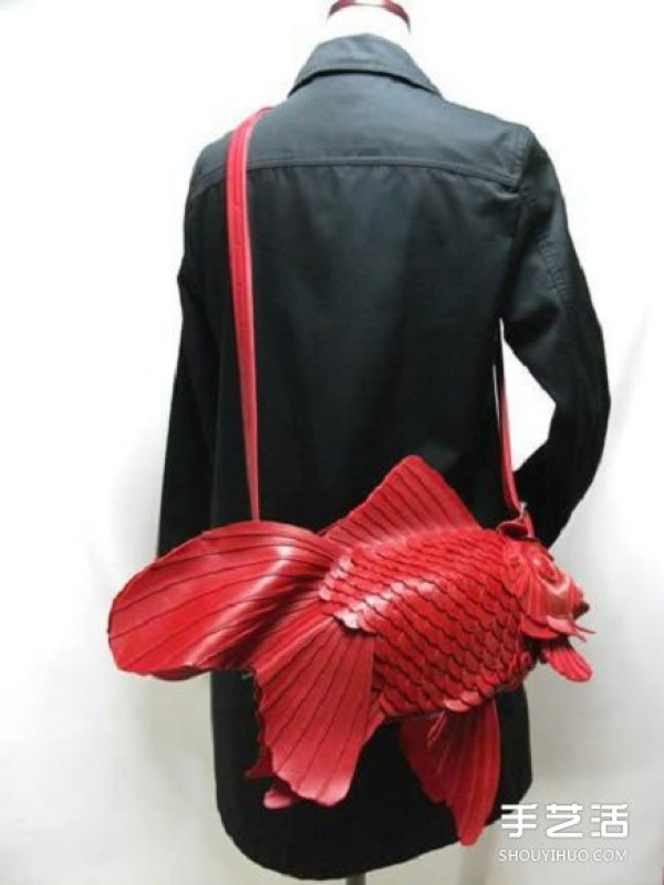 One-shoulder goldfish bag handmade in smooth leather