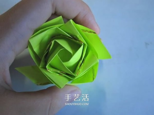 The origami illustration of the original paper rose is very detailed