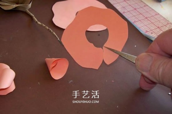 How to make cardboard roses and illustrate how to make simple colored paper roses