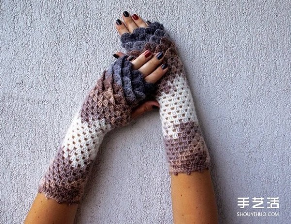 Hand-knitted dragon scale gloves with gradient wool keep you warm and refreshing in winter