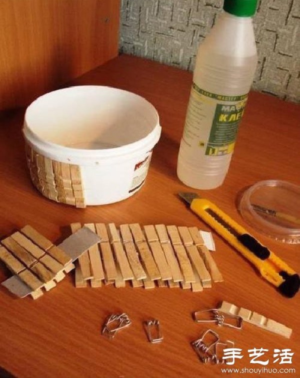 Plastic bucket waste is used to make a basket/basket by hand