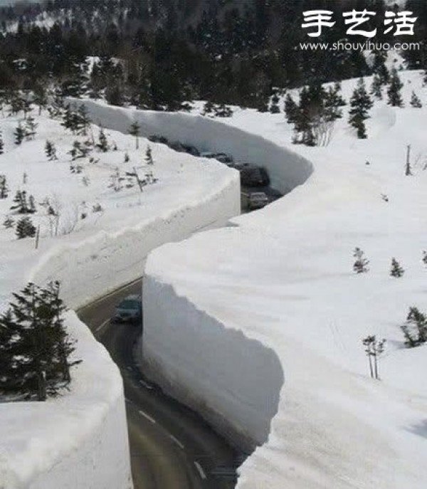 Super shocking: 20-meter-deep snowy road in Russia