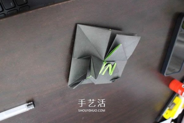 Illustrations of how to fold the NIKE logo using the origami method