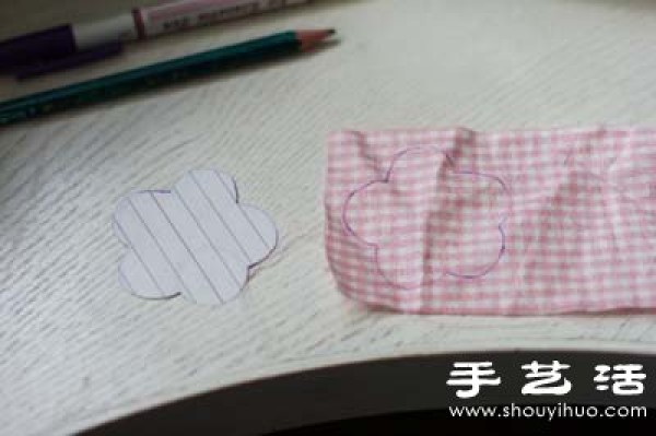 Non-woven tutorial: How to transform a pillow with fabric flowers