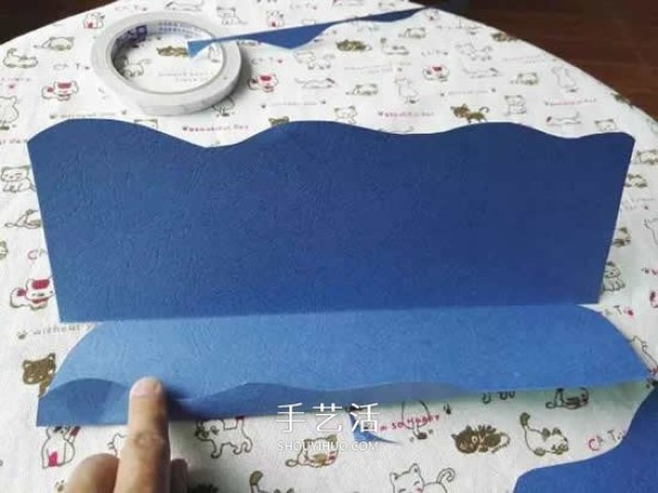 Children can make simple paper toys to control dolphins to swim around