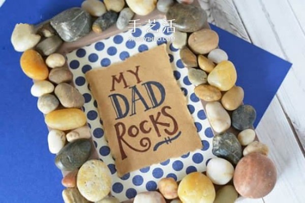 How to transform a homemade Fathers Day gift photo frame into a photo frame using stones