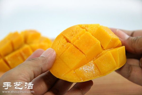 The cutting method of mango dices teaches you how to cut beautiful mango dices