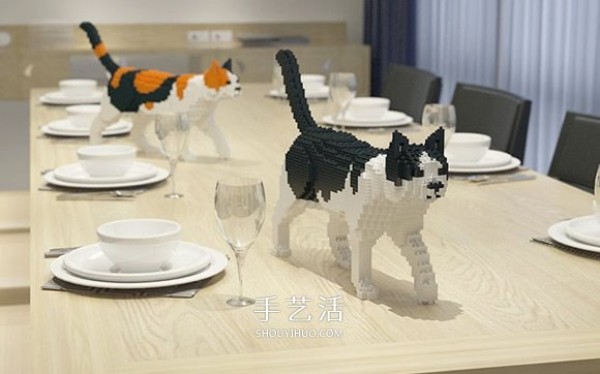 Pictures of DIY three-dimensional cat models using mini Lego blocks