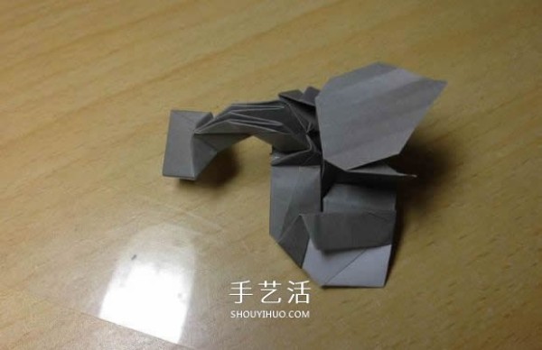 The origami method of an excavator illustrates the folding process of a manual excavator