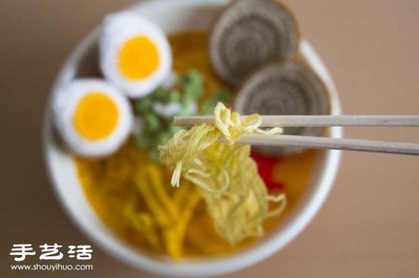 A bowl of ramen made by a Japanese handicraft expert with wool! 