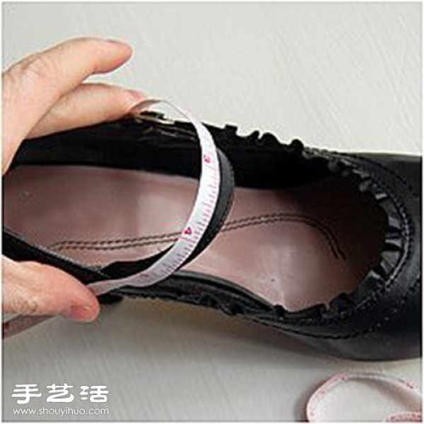 Illustrated tutorial on clever modification of shoes to add cute bow decorations