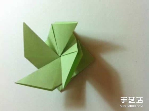 A piece of paper to fold a four-leaf clover, an illustration of the steps to fold a creative four-leaf clover