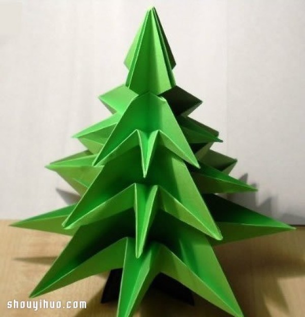 An illustration of how to fold a Christmas tree and how to make a Christmas tree using origami