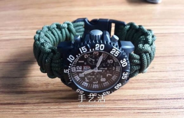 How to braid a watch strapIllustrated tutorial on the process of weaving a watch strap with handmade paracord