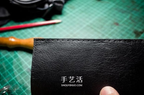 Old leather bags are transformed into fashionable mobile phone cases. Old leather bags are transformed into treasures into mobile phone cases