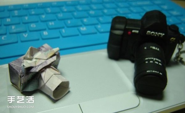 Paper money origami camera illustration and a detailed explanation of how to fold a dollar bill into a camera