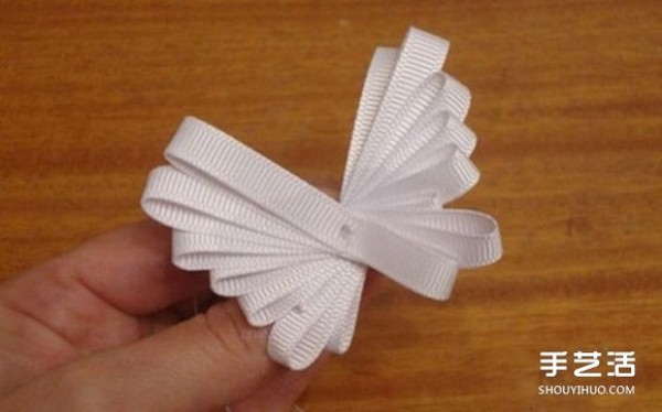 How to make a simple ribbon butterfly with an illustration and a tutorial to make a ribbon butterfly by hand