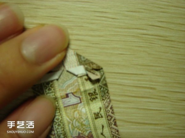 Paper money origami camera illustration and a detailed explanation of how to fold a dollar bill into a camera