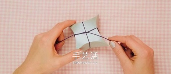 Detailed illustration of how to draw an unfolded picture of a wedding candy box and an origami gift box