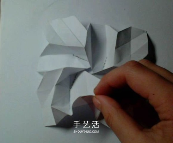 Illustration of folding method of beautiful four-cornered rose transformed from Fukuyama rose