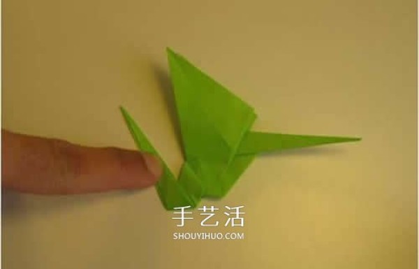 Step-by-step diagrams of hand-made origami pterosaurs. Illustrated process of folding pterosaurs