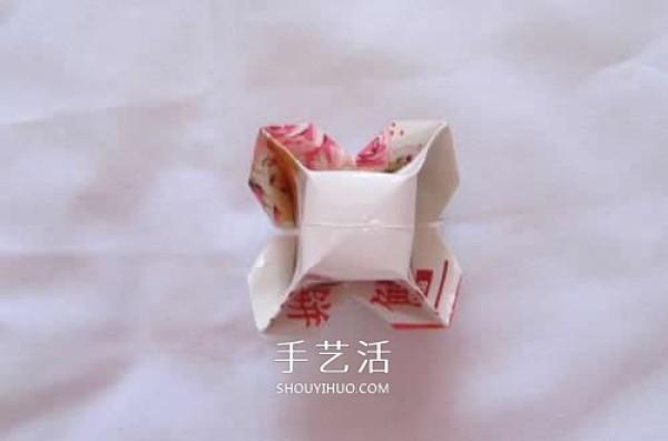 The folding method of the waste paper origami pen holder can also be used as a garbage box